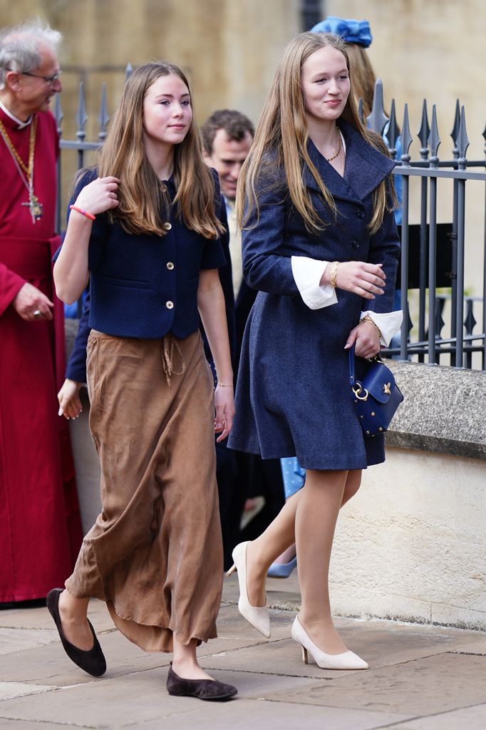 Georgina, hija de Harriet Sperling, y Savannah Phillips en la capilla de San Jorge (abril de 2026)