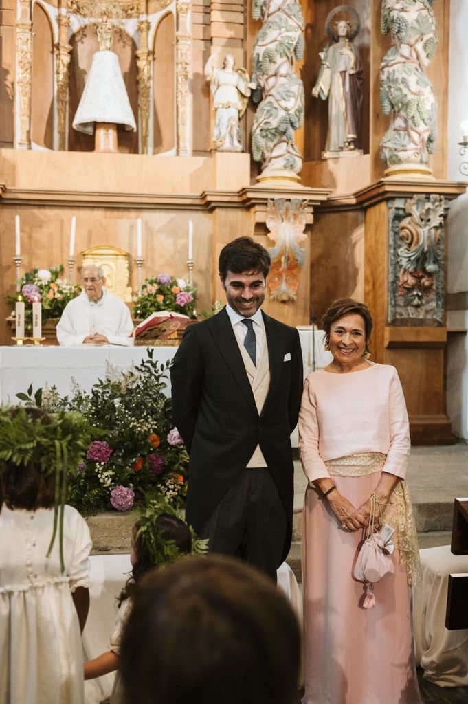 El novio con la madrina de boda