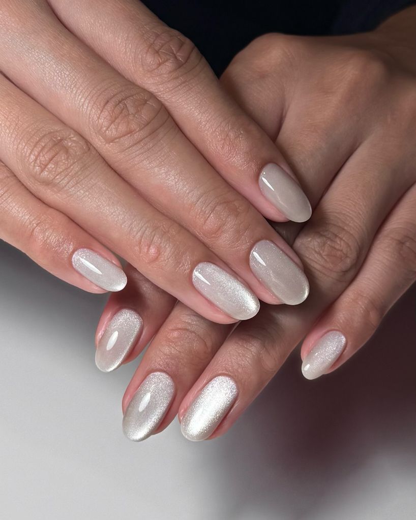 Las uñas blancas transmiten limpieza y elegancia. 