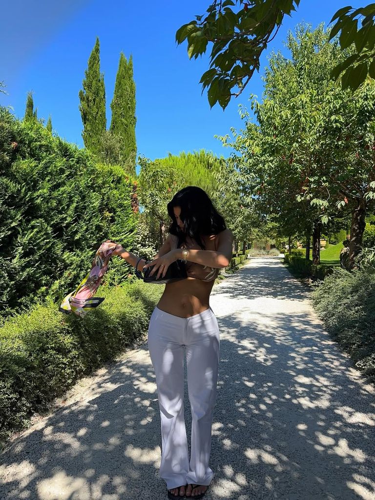 Kylie Jenner nos deja sin palabras al estrenar un look español en Italia tras la boda de Jeff Bezos