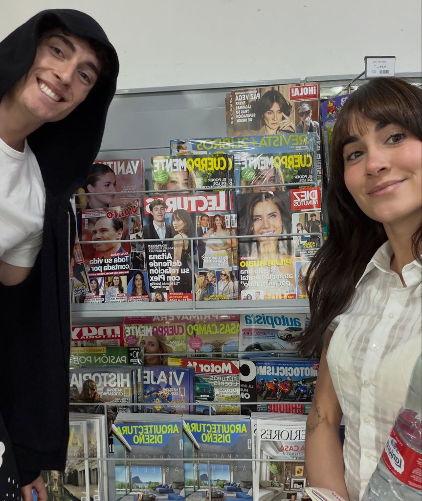 Una divertida imagen en la que la pareja posa junto a una de las portadas de revista en la que aparecen