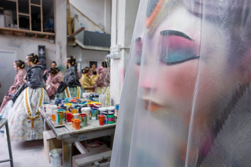 Las falleras, con sus trajes tradicionales y elaborados peinados, son una de las imágenes más emblemáticas de las fiestas de Valenci