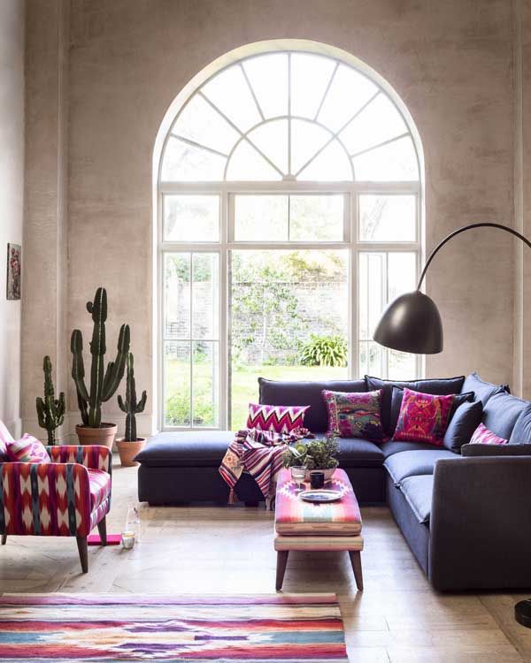 Una cosa es que se acabe el buen tiempo y otra que el gris se apodere de nuestras estancias. Este otoño el color se apodera de los espacios, tanto en mobiliario, como paredes y complementos, como en esta propuesta de Marks & Spencer (marksandspencer.eu).
