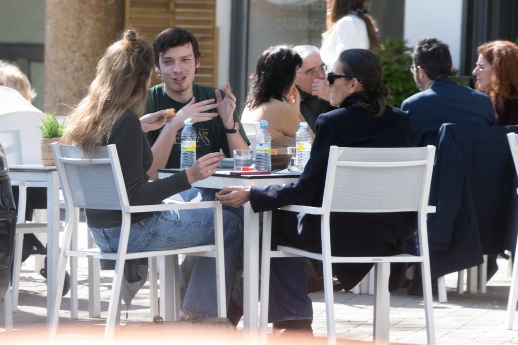 Laura Ponte come junto a sus hijos en una terraza de Madrid