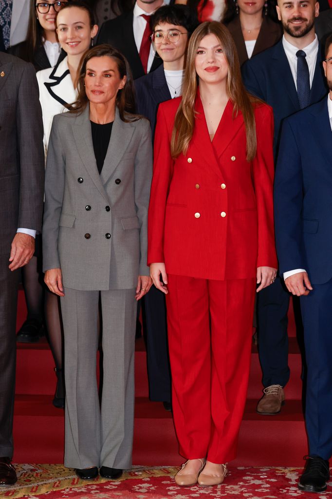 La reina Letizia recurre a su traje gris de Mango en las audiencias de los Princesa de Asturias 2025