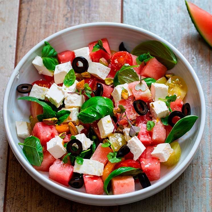 Ensalada de sandía, melón, queso feta y aceitunas negras
