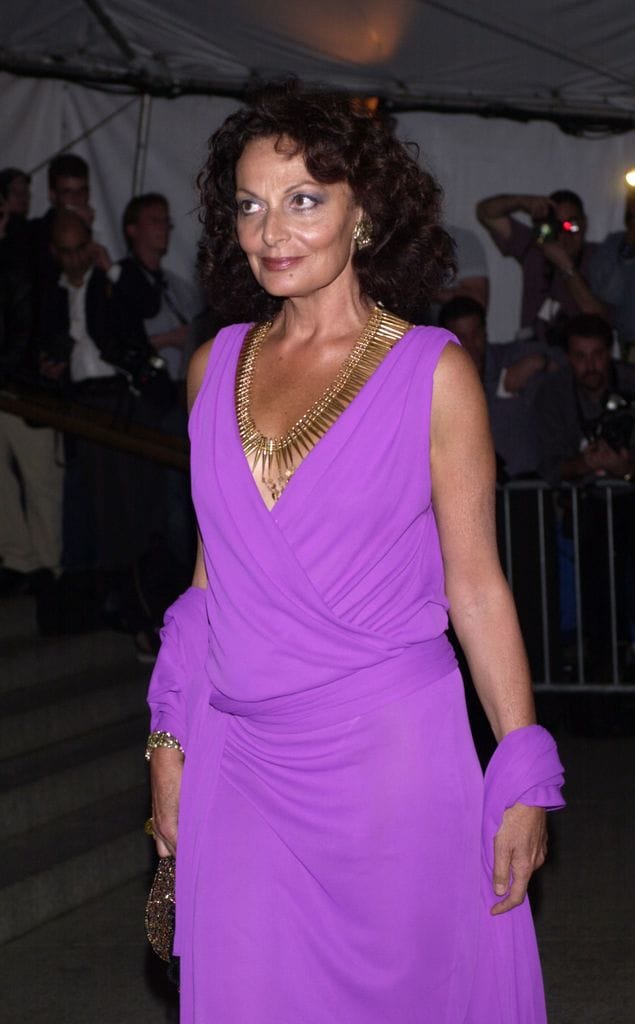 Diane von Fürstenberg luciendo uno de sus diseños (2001)