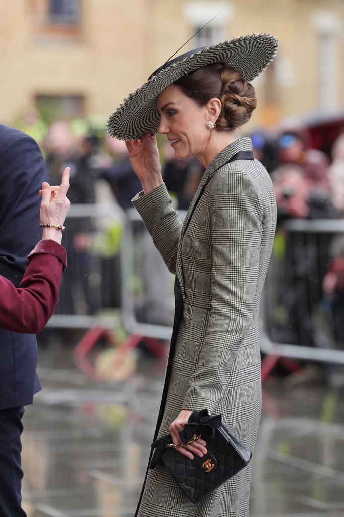 La princesa de Gales ha utilizado estos pendientes en apariciones clave, como Wimbledon en 2023 y Trooping the Colour en 2024; este último marcó su primera aparición pública tras anunciar su diagnóstico de cáncer.