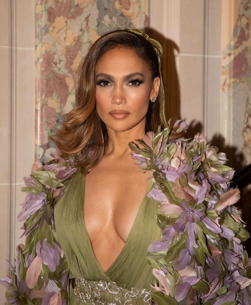 Plano medio de Jennifer Lopez con vestido con mangas con flores