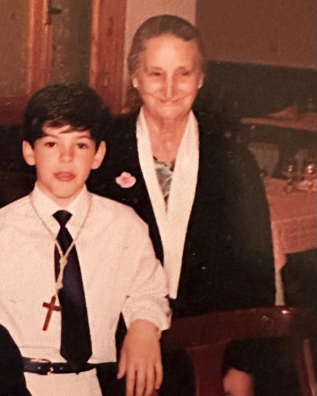 Miguel Ángel Muñoz, cuando era un niño, y su querida Tata