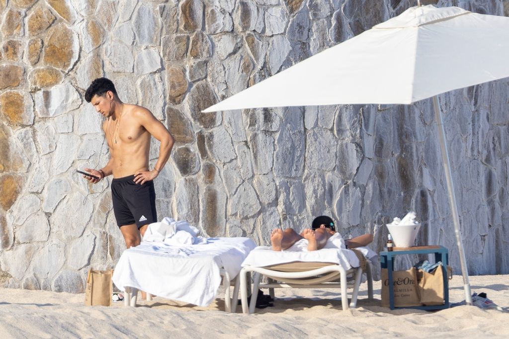 Danny Ramirez parecía muy atento a su teléfono móvil.