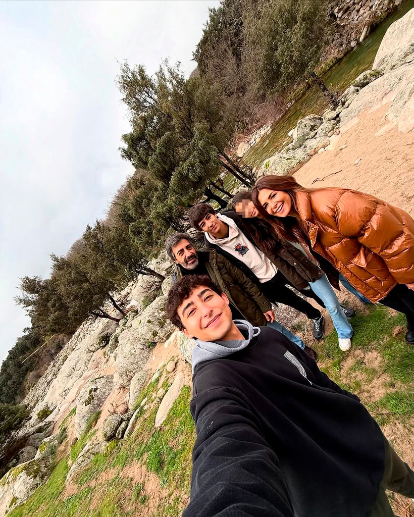 Nuria Roca disfruta de una escapada en el campo con su marido y sus tres hijos