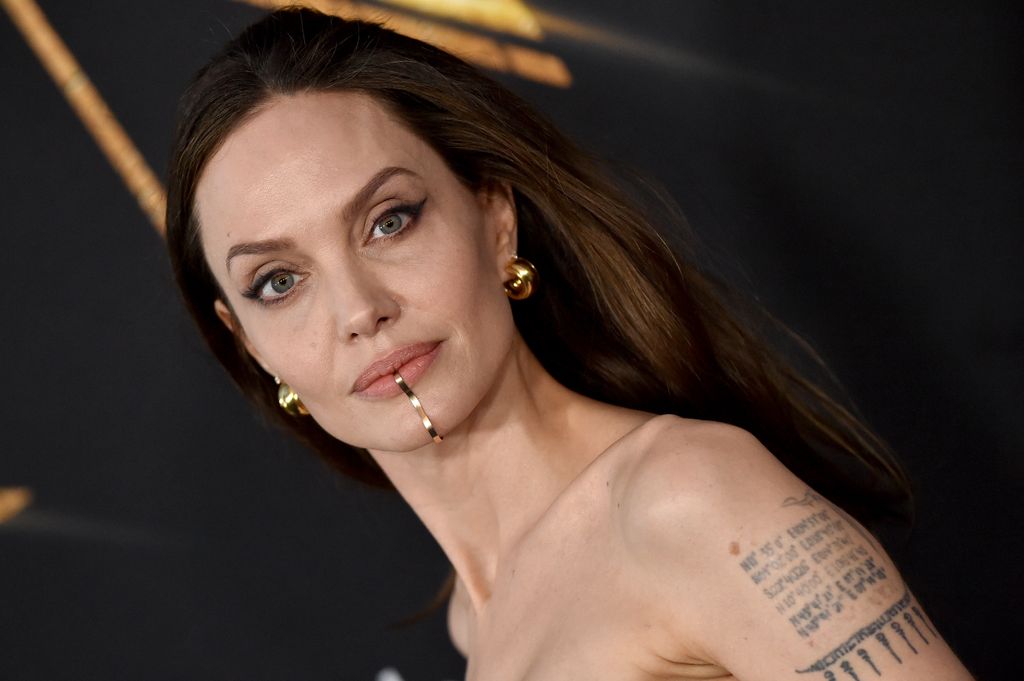Angelina Jolie con una maxipiercing en la premiere de 'Eternals' en Los Ángeles en octubre de 2021 