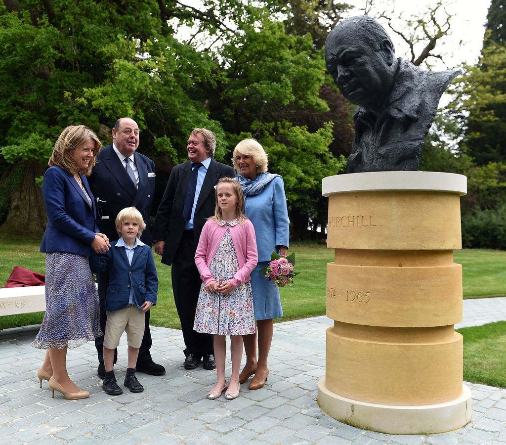El Duque de Marlborough y su segunda mujer, Edla Griffiths, con sus hijos, Lady Araminta y Lady Caspar, y la reina Camilla