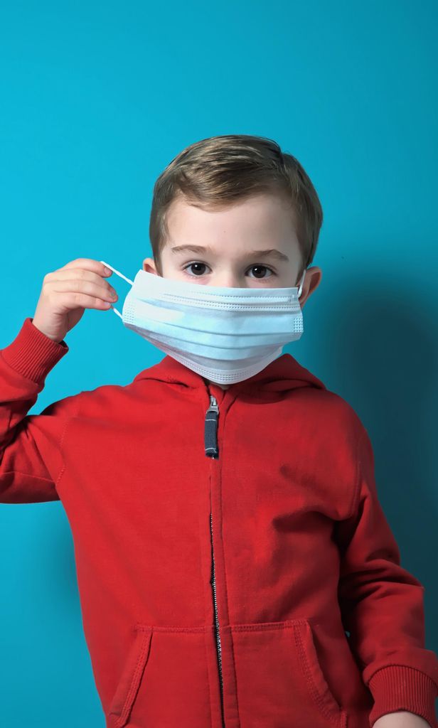 Niño quitándose mascarilla