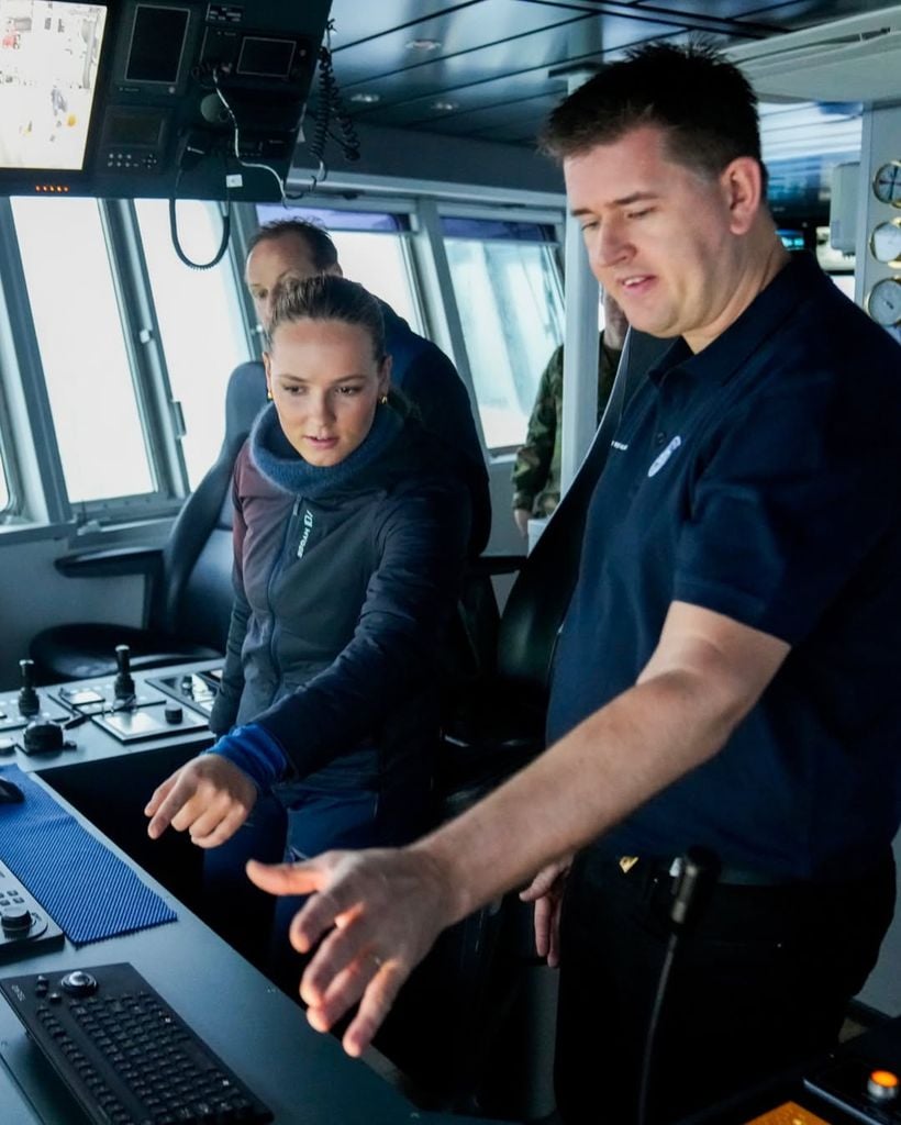 La princesa observa atenta las indi