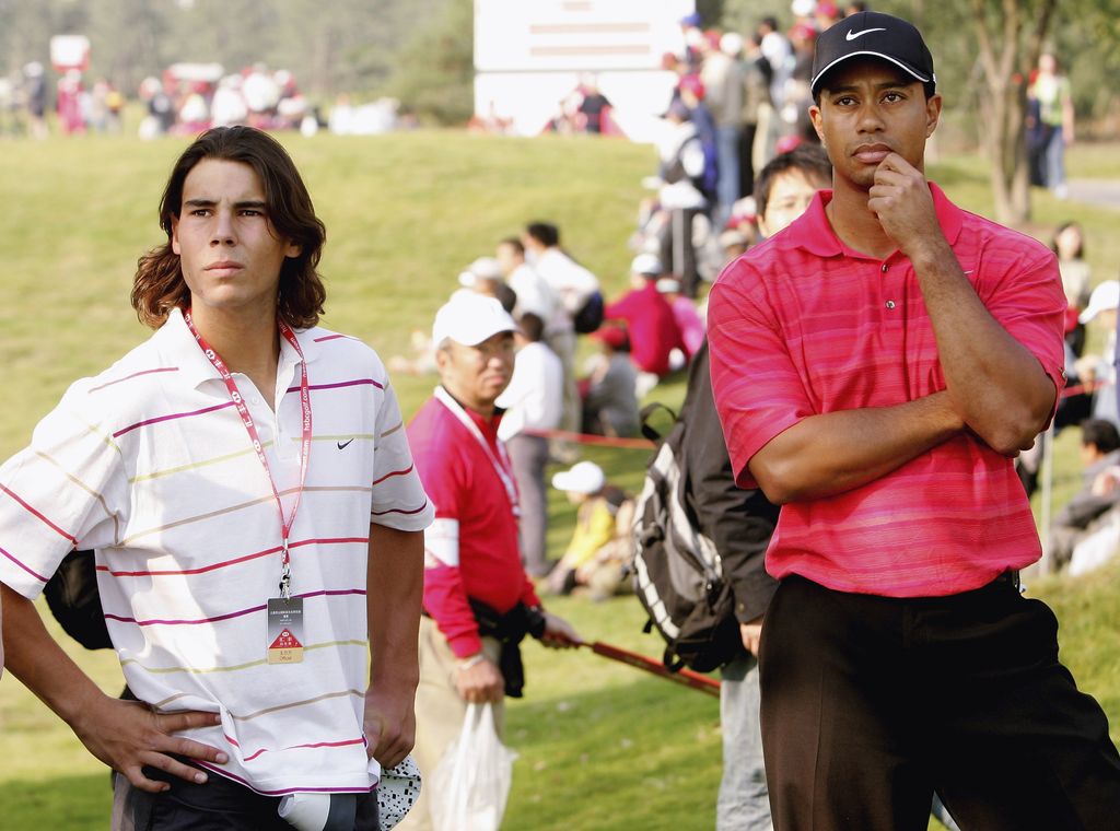 Rafael Nadal junto a Tiger Woods durante un torneo en Shanghái en 2006, una imagen que refleja la estrecha relación del tenista español con el golf