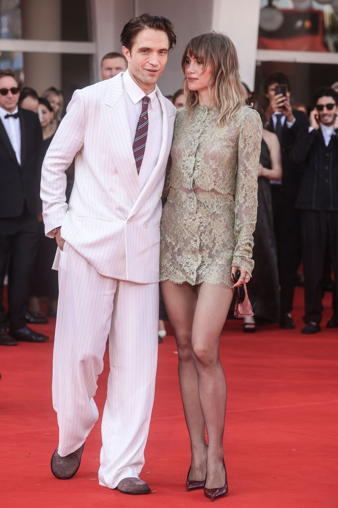 Robert Pattinson y Suki Waterhouse 