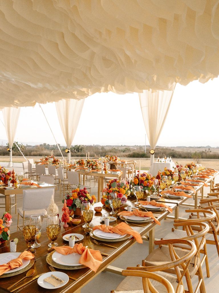 Decoración de bodas en naranja tropical carpa