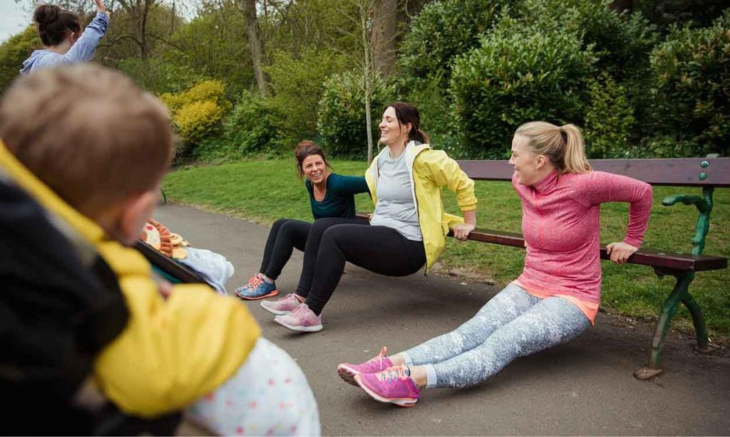 Mujeres realizan dips