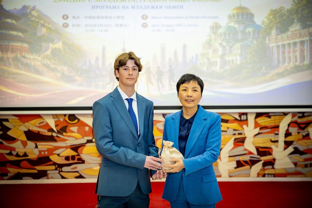 Con la embajadora de China en Bulgaria, tras su estancia en el Monasterio de Shaolín. En la sede de la Embajada de la República Popular China en Bulgaria se celebró una recepción oficial con representantes de la Asociación “Unidades Juveniles de Guardia”. En el contexto de los desafíos globales, los jóvenes se consolidan como embajadores clave del diálogo, capaces de ampliar los logros alcanzados y de crear nuevas oportunidades de colaboración entre Bulgaria y China