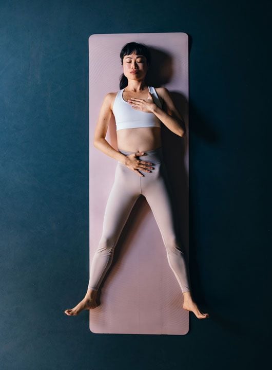 Mujer haciendo yoga