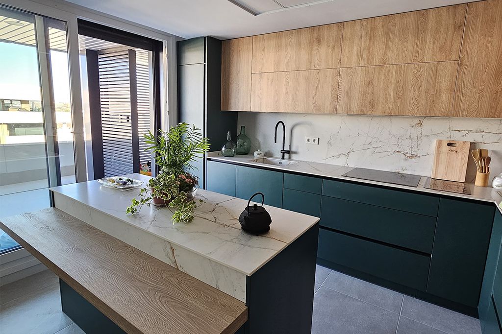 Cocina organizada con una isla central