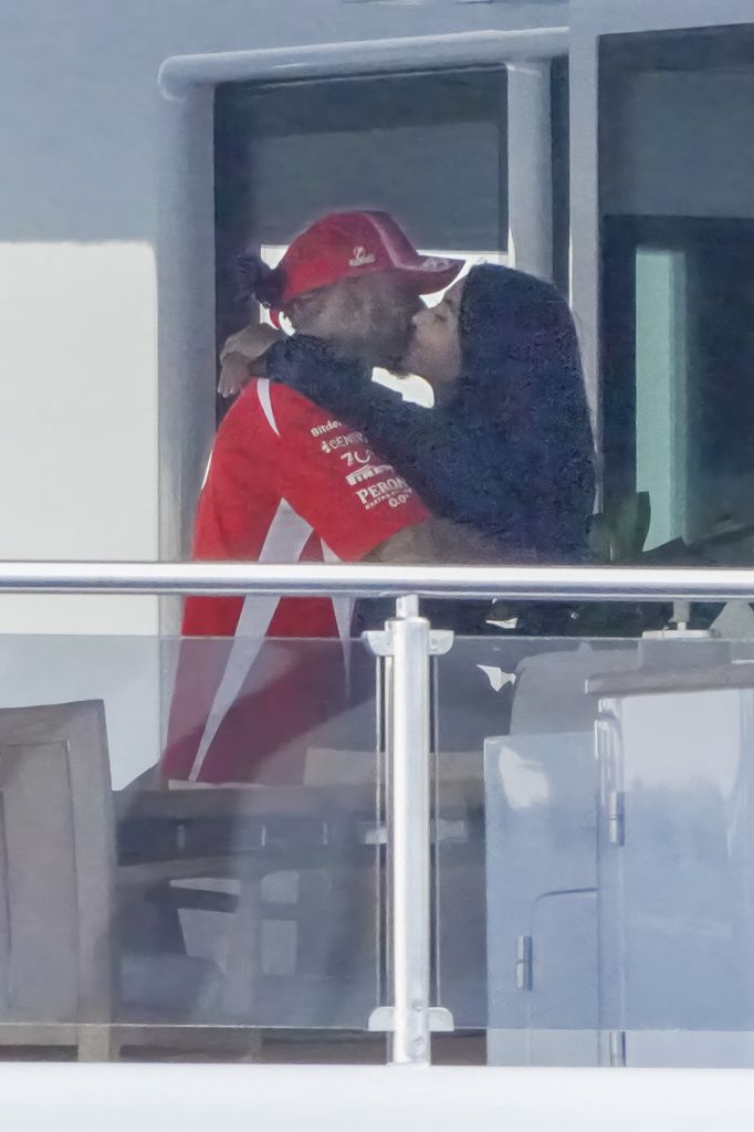 Kim Kardashian y Lewis Hamilton celebraron con un beso en los labios el segundo lugar del piloto en el Gran Premio de Mónaco. 