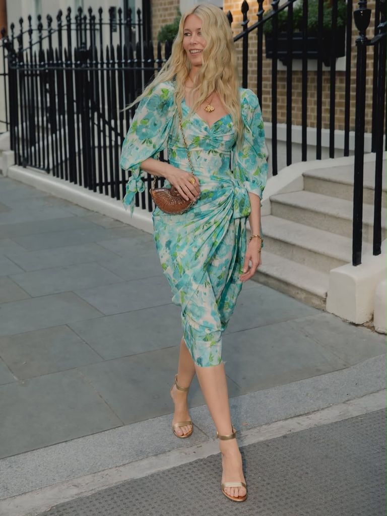 Claudia Schiffer en Londres con vestido floral y bolso concha, 2026