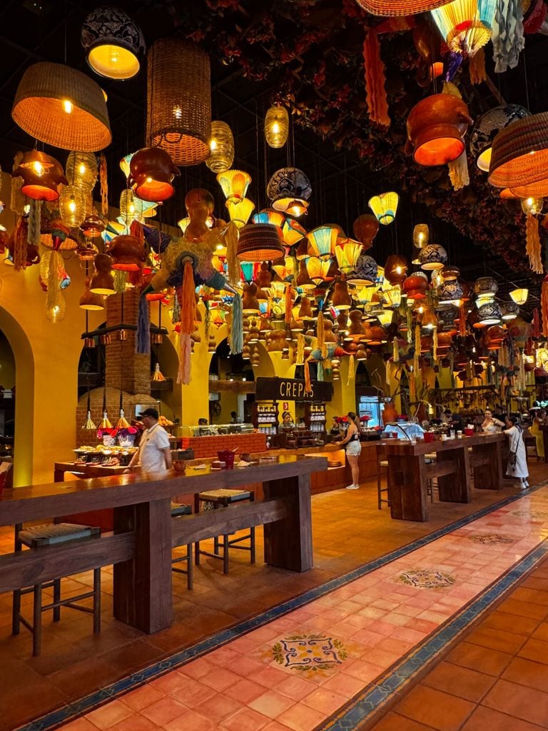 Una vista general del Mercadp de San Juan, perfecto para los amantes del bufet.