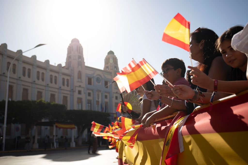 La muchedumbre en el entorno del Palacio de la Asamblea de Melilla para la visita de don Felipe y doña Letizia