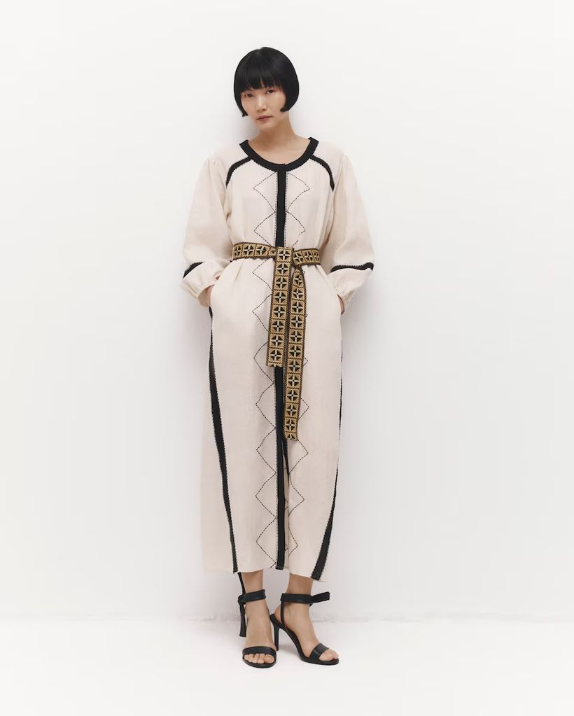 Vestido túnica con mangas abullonadas y cinturón, de Maksu