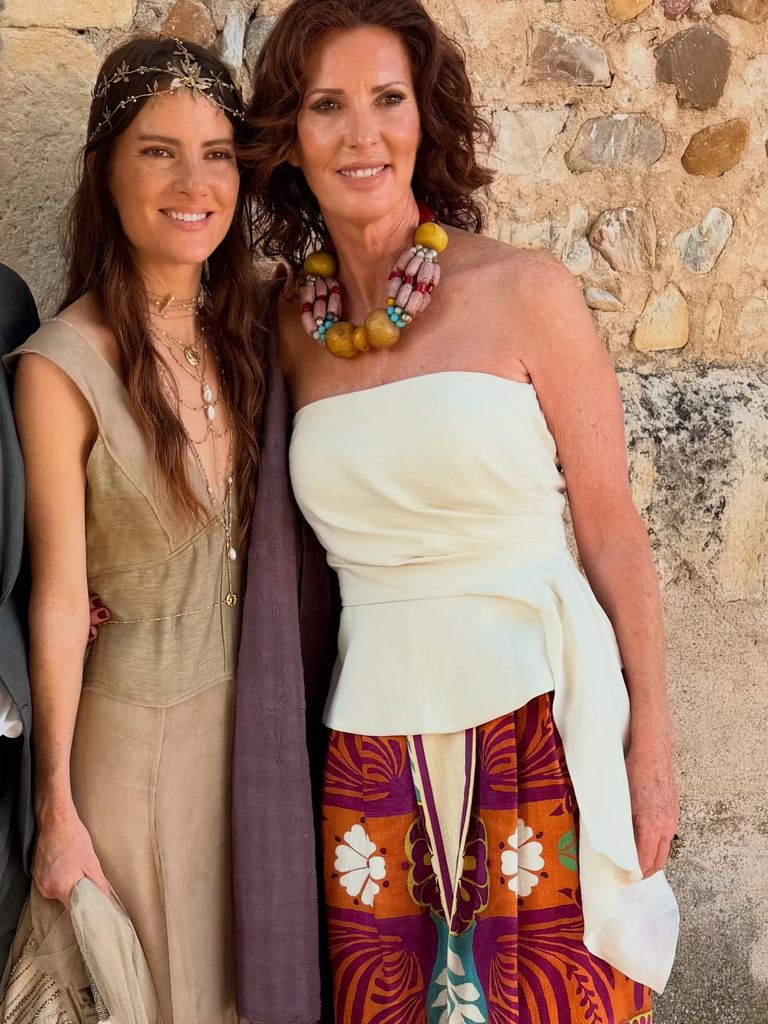 Verónica Mengod con look de invitada de boda de firma española.