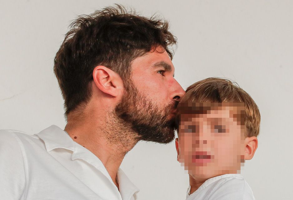 Cayetano Rivera con su hijo el 1 de septiembre de 2023 en Ronda 