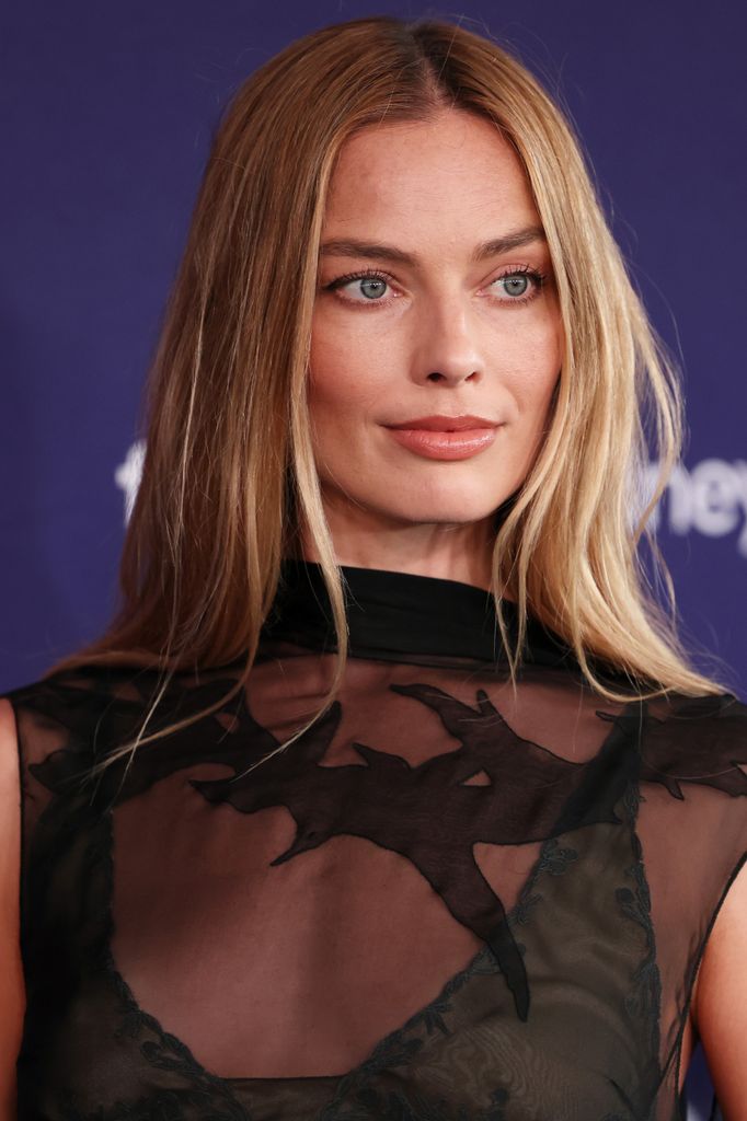 La piel de Margot Robbie siempre luce luminosa. 