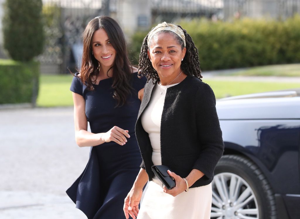 Meghan Markle y su madre Doria Ragland en un evento en Berkshire, Inglaterra, en 2018.