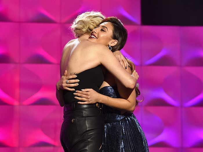 Selena Gomez y Francia Raisa abrazadas