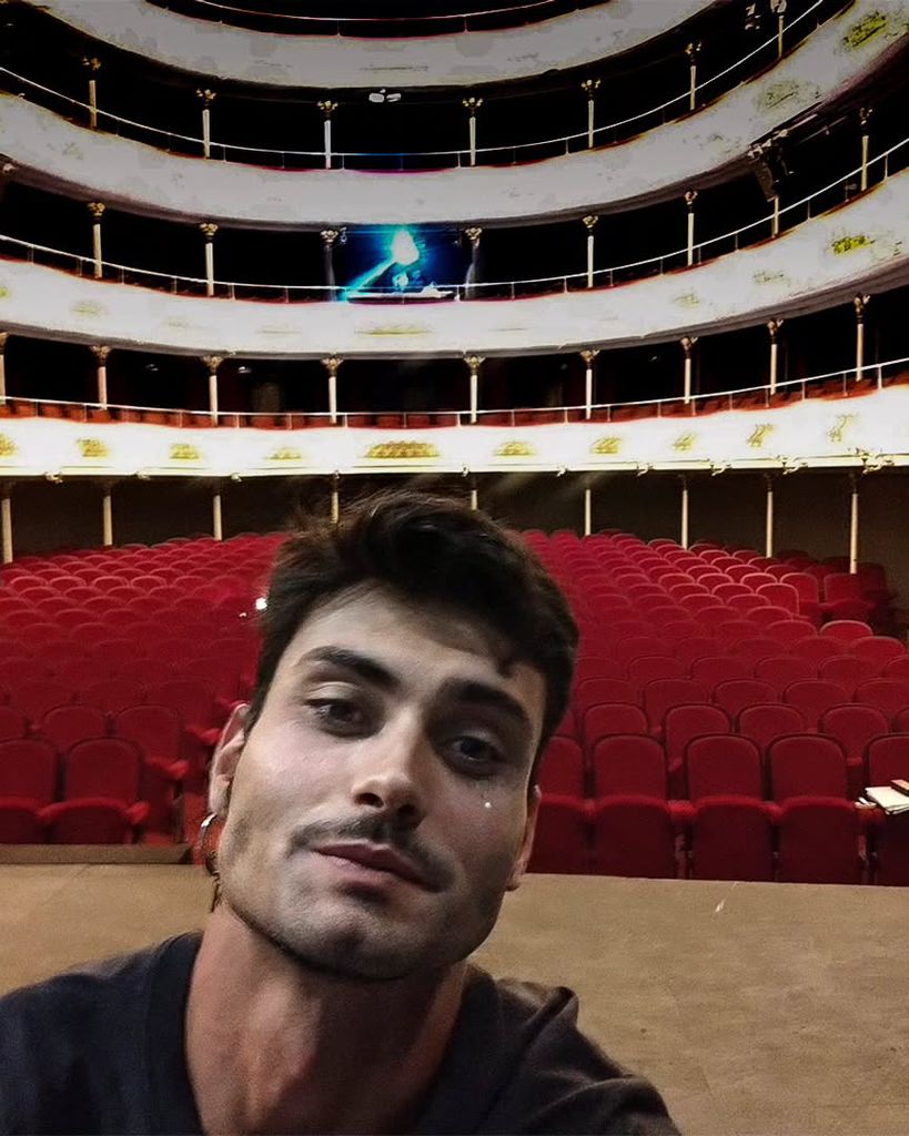 Marco comenzaba su carrera en le teatro