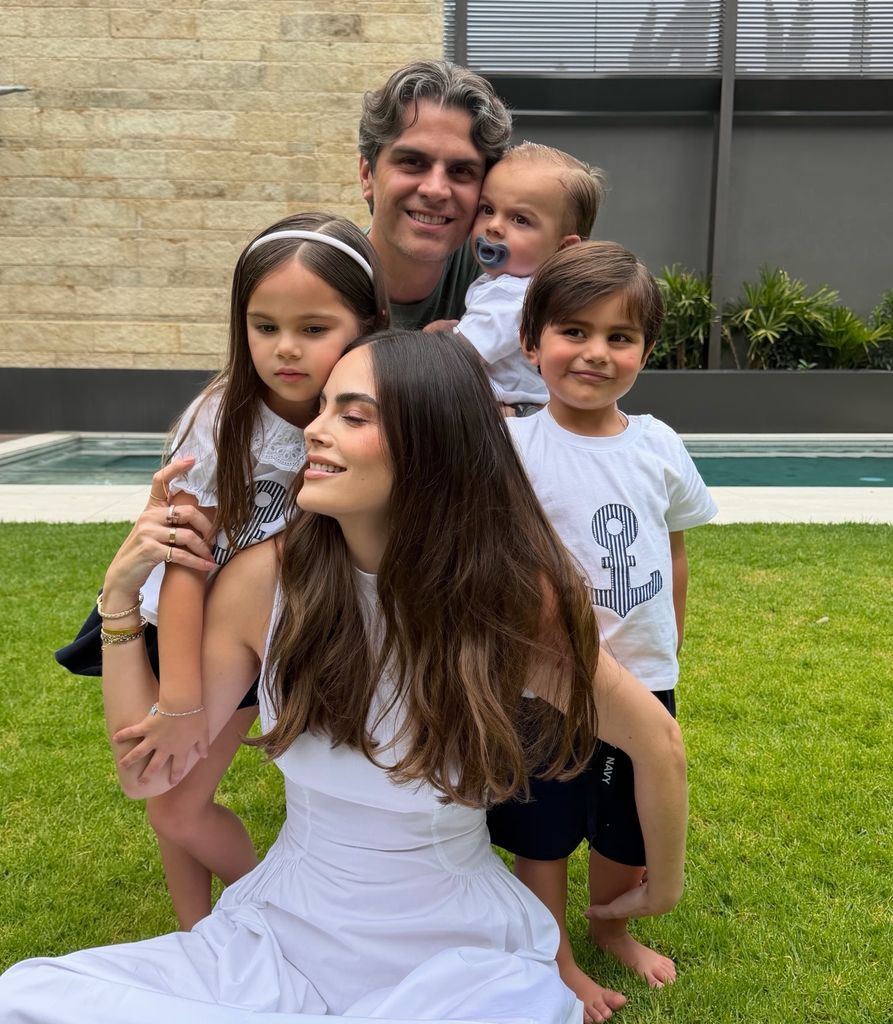 Ximena Navarrete disfruta de su vida doñada junto a su esposo y sus trs hermosos hijos.
