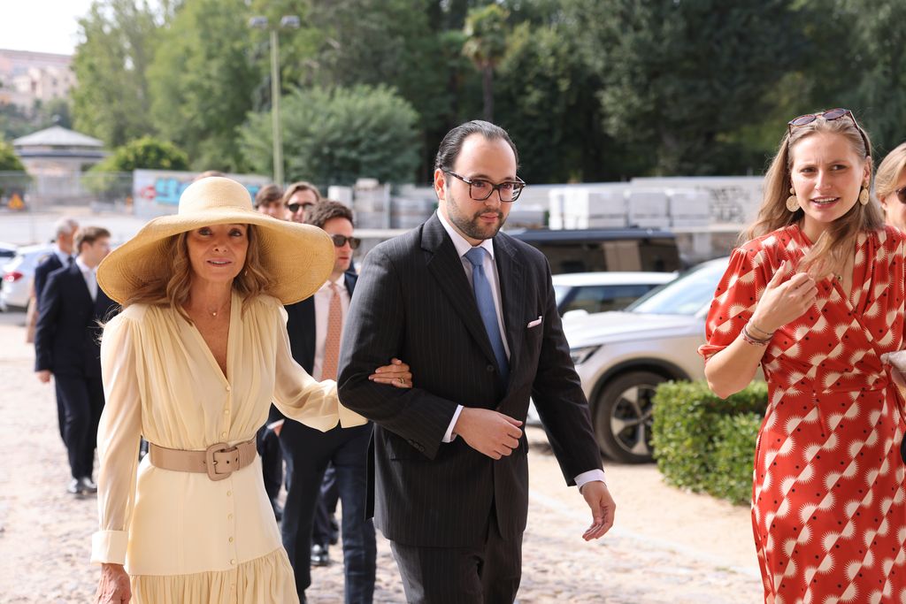 Miriam de Ungría, del brazo de su hijo mayor, Boris, guardián de la Corona búlgara