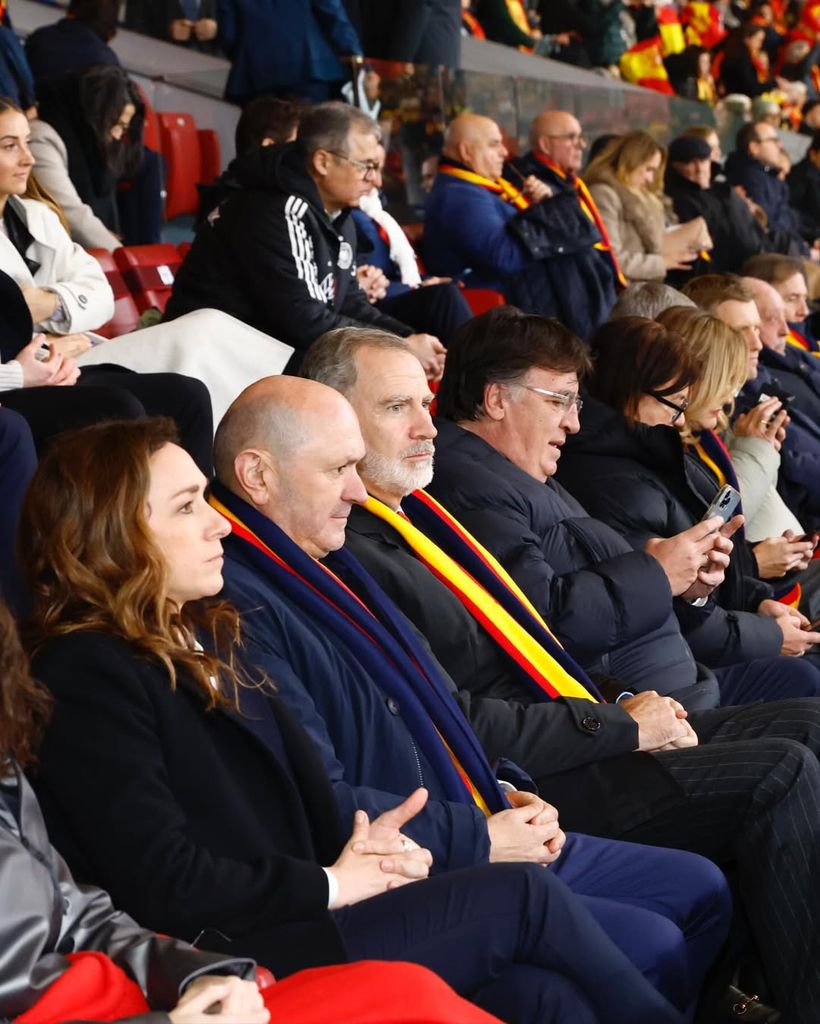 El Rey entrega el trofeo de la “UEFA Women’s Nations League” a la capitana de la Selección Española Femenina de Fútbol, Irene Paredes, y felicita a todo el equipo por su victoria en la final frente a la selección alemana.