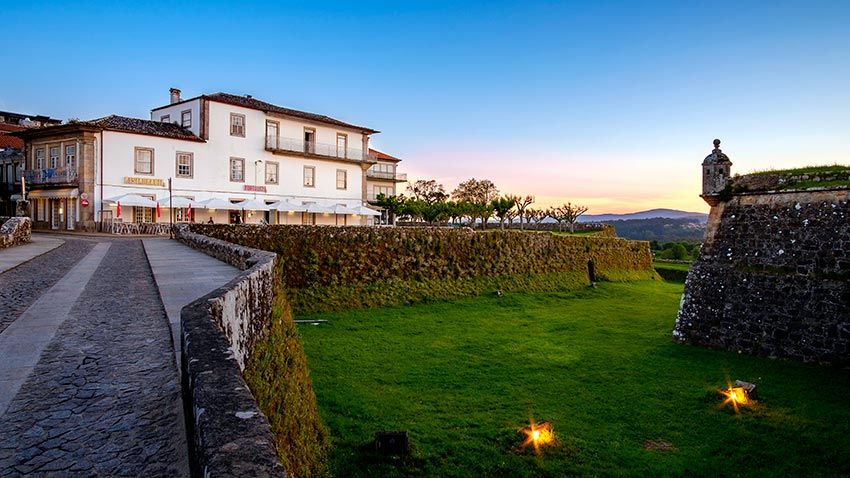 Atardecer sobre la fortificación de Valença do Miño en Portugal