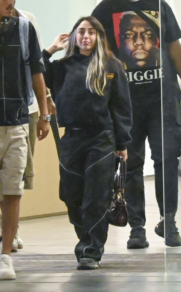 La cantante Nicki Nicole, exnovia de Peso Pluma, y la estrella del Barcelona, Lamine Yamal, llegaron al aeropuerto privado de Barcelona tras pasar dos días juntos en Mónaco.