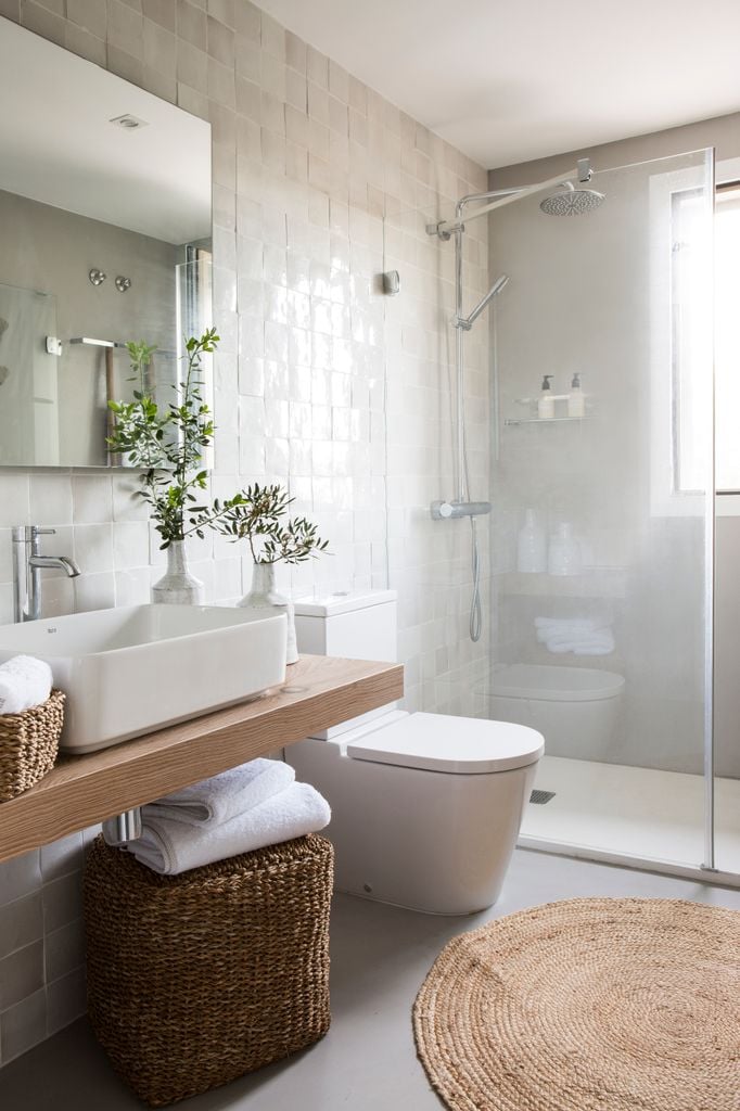 Cuarto de baño blanco con encimera de madera