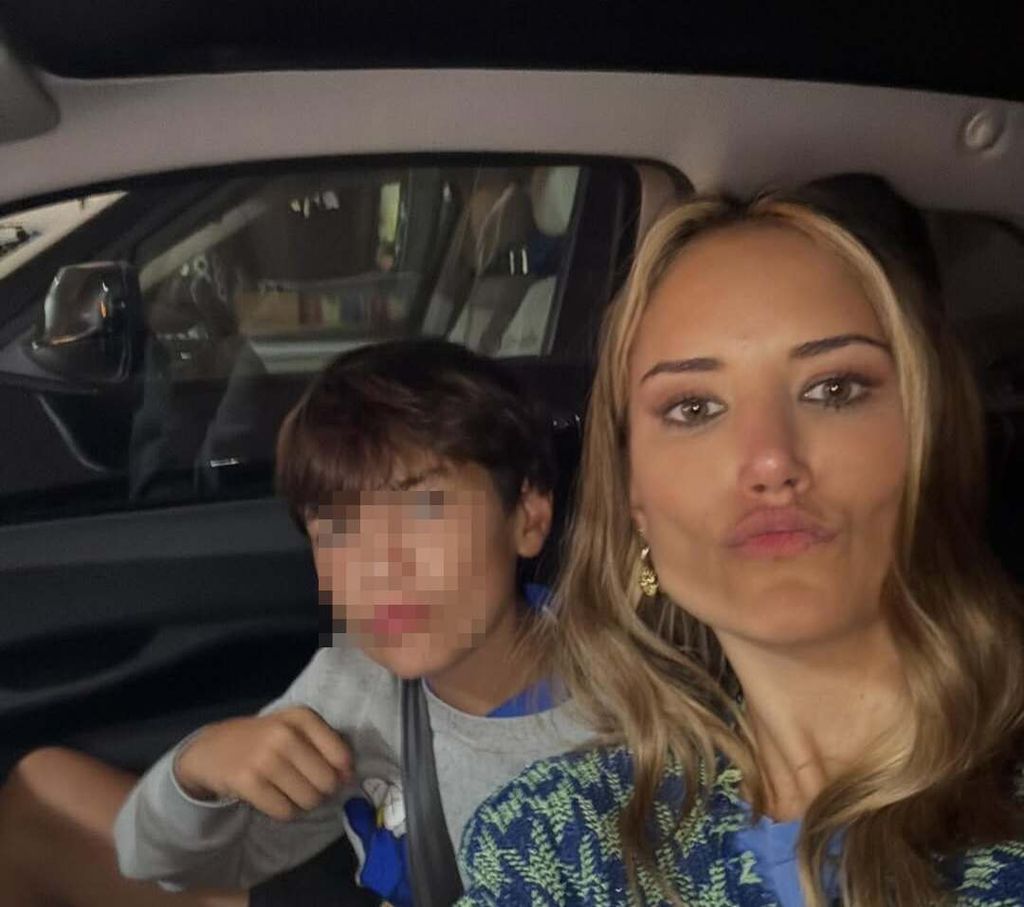 Madre e hijo, juntos en el coche