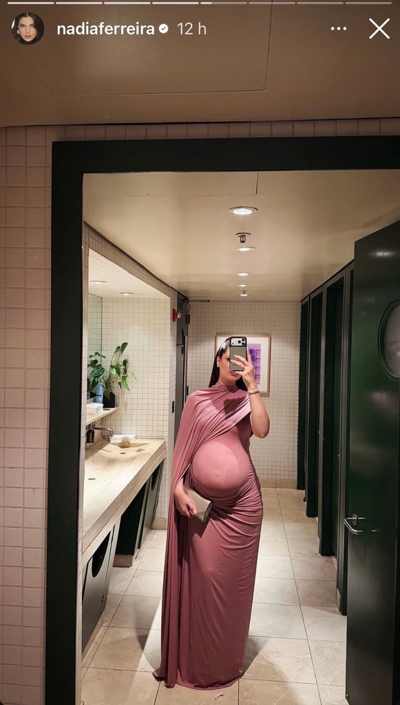 Con su atuendo rosa, Nadia Ferreira presumió su pancita de embarazo.