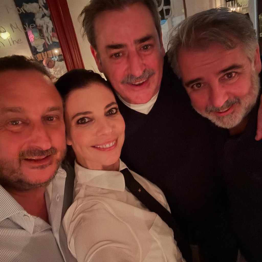 Maribel Verdú junto a su marido, Pedro Larrañaga, y unos amigos