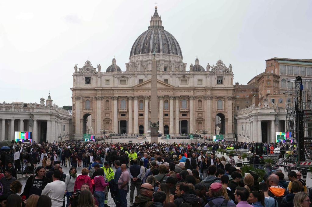 Miles de feligreses hacen largas filas para dar el último adiós al Papa Francisco 
