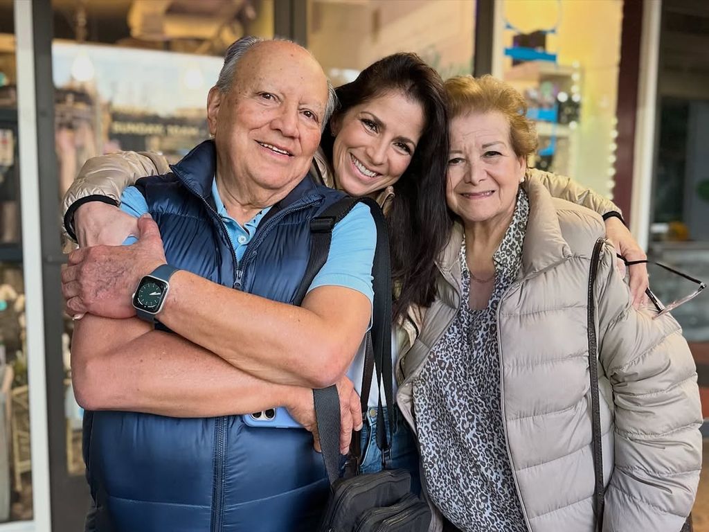 Alessandra Rosaldoo junto a sus padres