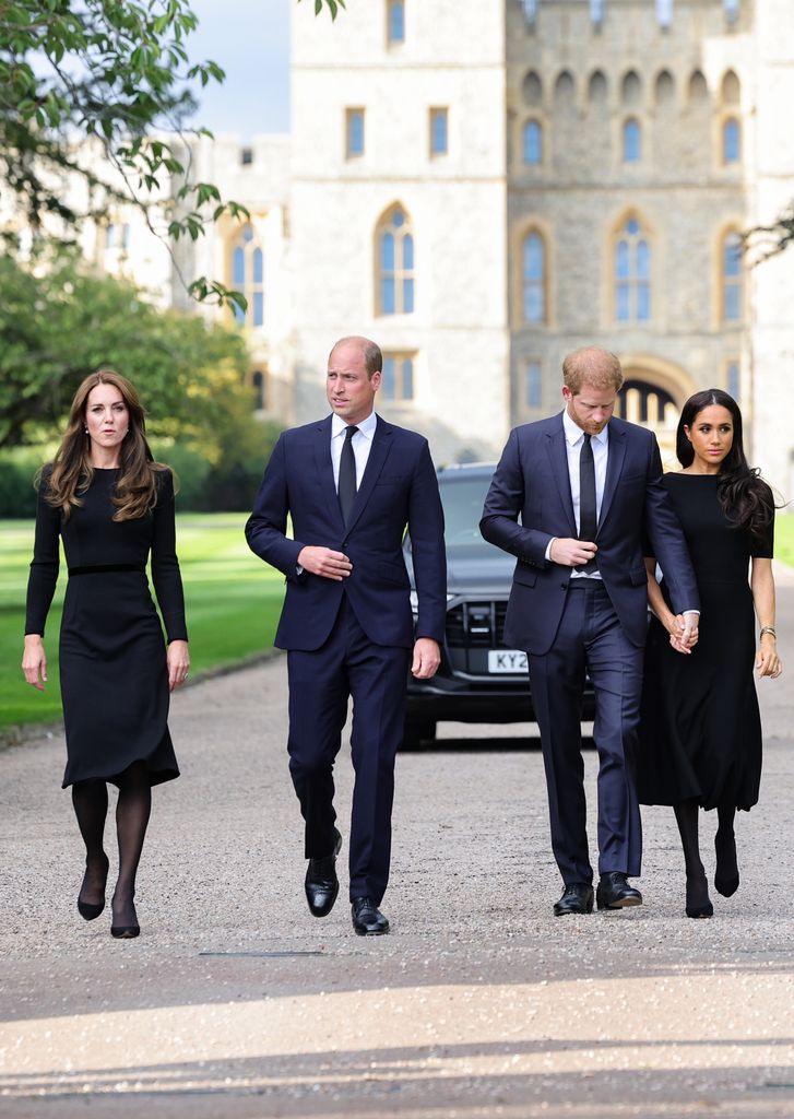 Los príncipes de Gales y los duques de Sussex realizaron una símbolica aparición conjunta tras la muerte de Isabel II en el Castillo de Windsor, un gesto inesperado debido a la guerra abierta entre ambos